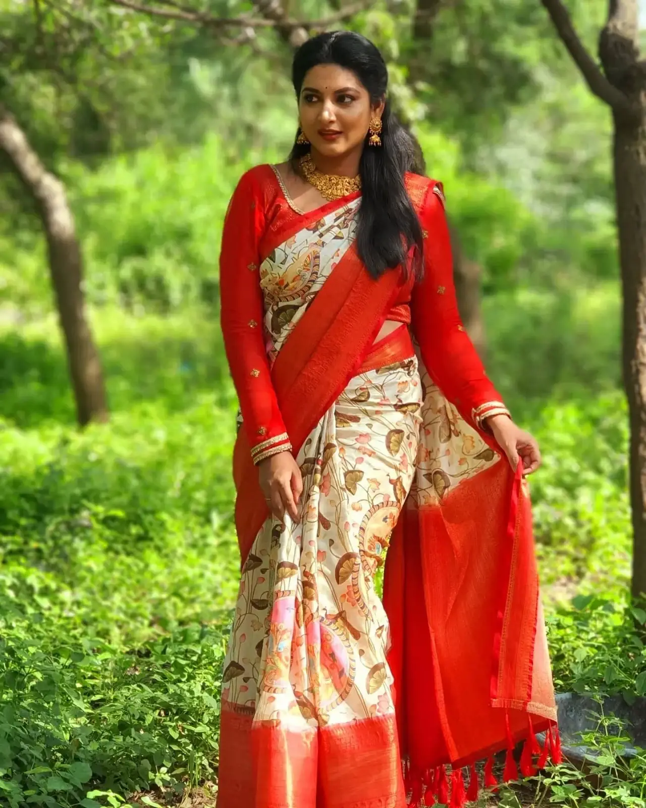 Pallavi Ramisetty Photos in Traditional Red Saree